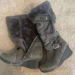 Gray, fur lined Baretrap boots